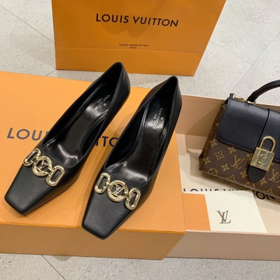 LOUIS VUITTON LV 路易威登 早秋新款高跟鞋，代購級！簡約時尚設計感超級時髦、優雅且氣場十足！6.5cm中跟好穿不累腳！秋冬必入單品，鞋面獨家定制牛皮、舒適耐磨，內裡墊腳原版一致牛皮，五