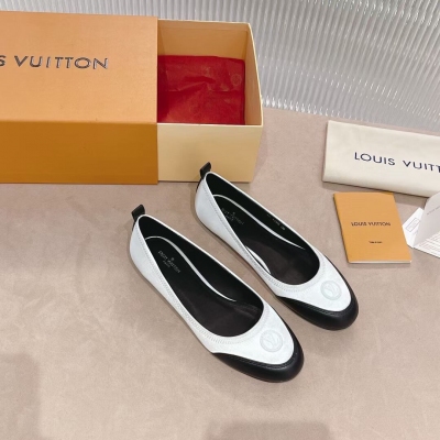 LOUIS VUITTON LV路易威登 早春新款芭蕾舞鞋，經典豆豆鞋休閒百搭的一款，質感滿滿上腳舒適感爆棚，簡約中性時髦氣息，上腳隨性大氣！鞋面進口老花/小牛皮拼接原版彈力面料，內裡墊腳全牛皮，原版