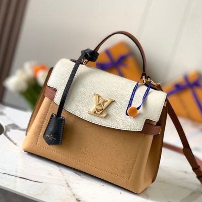 LOUIS VUITTON LV路易威登 特級精品原廠皮M56645杏黃配米白 Lockme Ever BB手袋濃縮精髓，以 BB 尺寸優雅容納日常所需。柔軟小牛皮塑造翻蓋設計與流暢線條，釋放摩登魅力