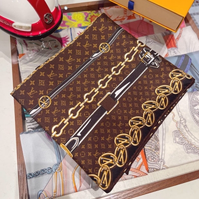 LOUIS VUITTON LV路易威登 真的好氣質，搭什麼都得心應手！老花和經典皮飾鎖扣元素的融合，純純的LV獨有的調性！大牌對顏色的拿捏真的是非常的准的。這種設計，高級，大方，得體，服飾有時候也不