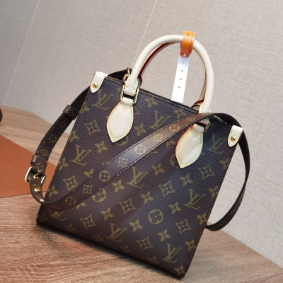 LOUIS VUITTON LV 路易威登 MX版本 M45847 Sac Plat Mini手袋此款造型經典的Sac Plat手袋在光滑的MONOGRAM帆布襯托下，極盡低調的的優雅。尺寸：20×2