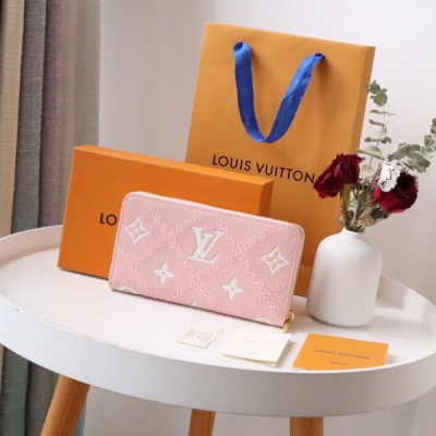 LOUIS VUITTON LV 路易威登 M81141新款 壓印Zippy 拉鍊錢夾 取材 Monogram Vernis 荔枝紋小牛皮，以銀色調的變幻令 V 字標識躍現眼前，更有全拉鍊設計提供穩妥