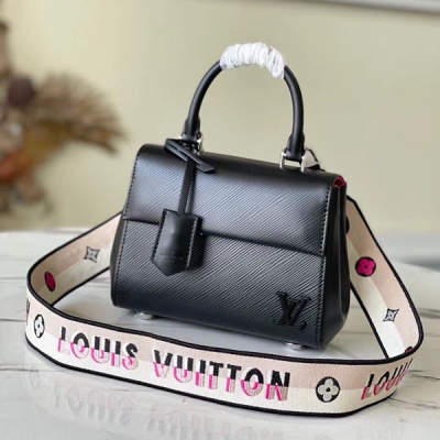 LOUIS VUITTON LV 路易威登 M59134 本款 Cluny 迷你手袋展現可拆卸提花肩帶的兩式風尚：標識宣示品牌身份，翻轉即現 Monogram 花卉的悄然綻放。Epi 皮革包身搭配絲滑