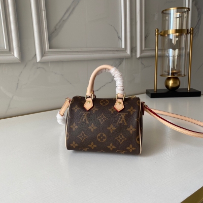 LOUIS VUITTON LV路易威登 複刻版 迷你枕頭 M61252 以經典的Monogram帆布製成的Nano Speedy手袋，散發極致女人味，是您攜帶日常用品的理想之選。這款手袋是原型Spe