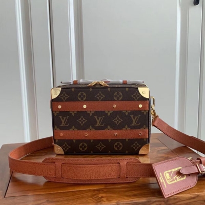 LOUIS VUITTON LV 路易威登 LVXNBA Handle Trunk M45785橙絲印 手袋彙聚方正構型、金屬邊角和鉚釘，傳承路易威登經典硬箱設計。頂部皮革手柄傳遞復古氣息，可拆卸皮革