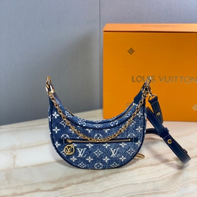 LOUIS VUITTON LV 路易威登 M81166藍色牛仔 Loop 半月形法棍包首次亮相於 2022 Cruise 早春秀場，以褪色效果丹寧布烘托 Monogram 提花織紋，搭配皮革飾邊和肩