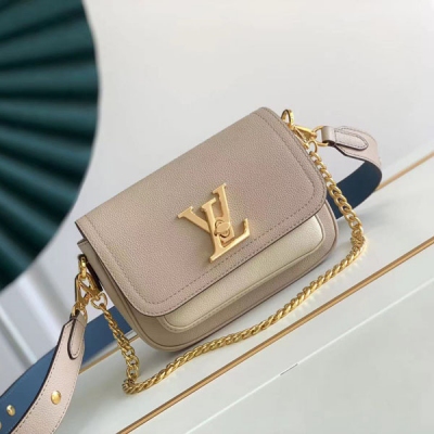 LOUIS VUITTON LV 路易威登 M58557 M58555LOCKME TENDER 手袋 Lockme Tender 手袋取材柔軟粒面小牛皮，其金屬 D 形環可懸掛個性配飾。可拆卸並調節