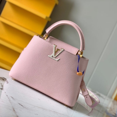 LOUIS VUITTON LV 路易威登 特級精品原廠皮 M59597繡花巴黎粉金扣 本款 Capucines 中號手袋邂逅繁花的澎湃美感，為寬幅肩帶刺繡大號 Monogram 花卉圖案，與 Tau