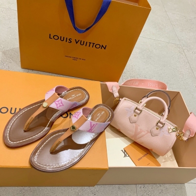 LOUIS VUITTON LV 路易威登 春夏最新款涼拖，獨家首發！LOCK IT平底拖必入系列！絕美好物，雕紋老花圖案 時尚耐看 氣場十足，漸變老花 粉系少女心，超級夏天！鞋面頂級老花材質，義大利