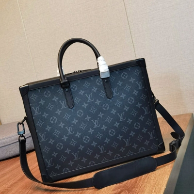 LOUIS VUITTON LV 路易威登 M44952 SOFT TRUNK 公事包黑花Soft Trunk 公事包以 Monogram Eclipse 帆布塑造方正構型，加固邊角致意路易威登的制箱