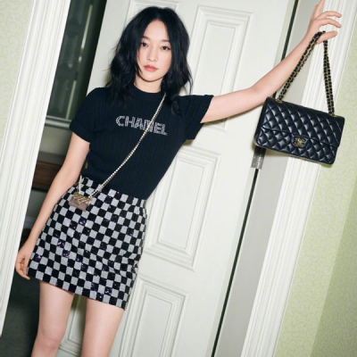 Chanel香奈兒 2021ss 周迅同款實物太好看了 可以搭配所有小香外套簡直絕了 獨家原版定制隨意對比最高版本！雙口袋小高腰精緻的復古美感 雙口袋點綴立體紐扣精緻優雅細節超美 整件做工超一流對格拼接保證橫豎線條一致 底邊腰頭都封了一層網