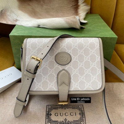 GUCCI古馳 原廠皮 GG Retro mini tote 671620原廠皮燕麥．自問世以來．互扣式雙G一直都是品牌的標誌性元素之一耳熟能詳的象徵皮革細節相搭配．令這款肩背包成為焦點．雙G字母交織帆布材質！尺寸：20*1