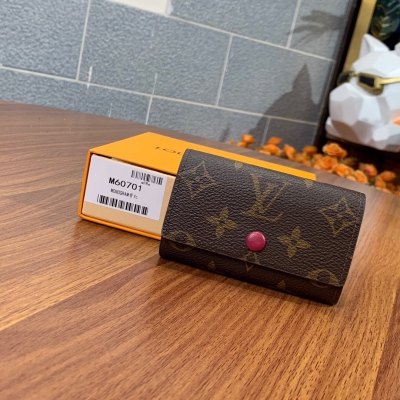 LOUIS VUITTON LV路易威登 M60701 紫色！設計小巧精緻的鑰匙包！設有六個可系扣六把鑰匙的鎖扣。採用Monogram帆布製造，配襯手袋或公事包，既實用又美觀。尺寸10x7cm。