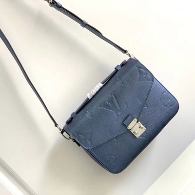 LOUIS VUITTON LV路易威登 M41487 M59211全皮郵差包系列 此款Pochette Metis以嬌小身姿生動演繹優雅風格。選用柔軟的Monogram Empreinte皮革面料，