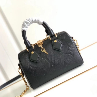 LOUIS VUITTON LV路易威登 M58953 M58958 本款 Speedy Bandoulière 20 手袋採用珠光 Monogram Empreinte 皮革製作而成，飾有超大 Mo