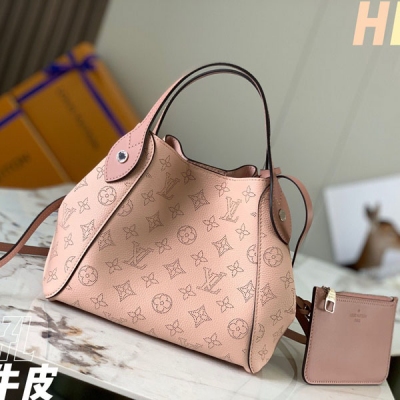 Louis Vuitton LV路易威登【特級精品原廠皮M54353深粉】 HINA小號手袋採用雙重設計 包身正中配有彈簧扣 可折疊 可伸展 在Tote手袋與摩登水桶包之間自如切換，由小牛皮裁制而成並採用鏤花裝飾，輕質而舒適，日常背攜的理想