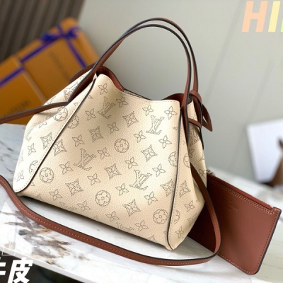 Louis Vuitton LV路易威登【特級精品原廠皮M51950奶白】 HINA小號手袋採用雙重設計 包身正中配有彈簧扣 可折疊 可伸展 在Tote手袋與摩登水桶包之間自如切換，由小牛皮裁制而成並採用鏤花裝飾，輕質而舒適，日常背攜的理想