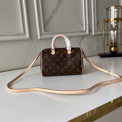 LOUIS VUITTON LV路易威登 M61251經典的Monogram帆布製成的Nano Speedy手袋，散發極致女人味，是您攜帶日常用品的理想之選。這款手袋是原型Speedy手袋的完美迷你版