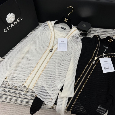 Chanel香奈兒 Vintage中古款防曬衫上身既是擁有姓名的小香女孩 經典黑白配色 鏈條配飾超洋氣 簡約復古又充滿夏日的清涼氣息！非常有格調的休閒時髦SML