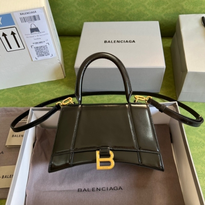 Gucci古馳 全網首發BALENCIAGA × GUCCI 聯名在GUCCI誕辰百年之際發佈了全新“Aria-時尚詠歎調”系列兩個品牌的經典款式和全皮的結合，非常驚喜！型號：5935461。尺寸：23*15*10cm。顏