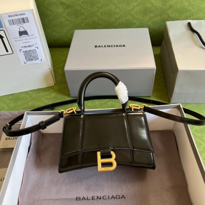 Gucci古馳 全網首發BALENCIAGA × GUCCI 聯名在GUCCI誕辰百年之際發佈了全新“Aria-時尚詠歎調”系列兩個品牌的經典款式和全皮的結合，非常驚喜！型號：5928331。尺寸：19*13*8cm。顏色