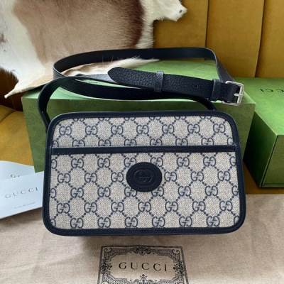 GUCCI古馳 原廠皮 Gucci 658572設計真是深得我心整個包只有一點五金點綴卻滿滿設計感正面還設計了一個外部口袋做裝飾依舊最保守的拉鍊設計卻很時尚肩帶長短可以任意調節!尺寸 22.5*14*7cm