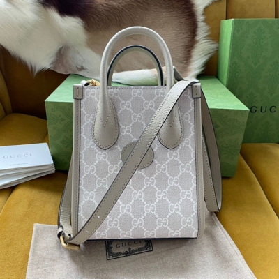 GUCCI古馳 原廠皮 GG Retro mini tote 671623 PVC配米白色．互扣式雙G一直都是品牌的標誌性元素之一耳熟能詳的象徵皮革細節相搭配．令這款托特包成為焦點！尺寸：16*20*7cm 配原廠包裝