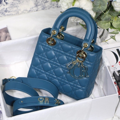 Dior迪奧 深海藍 Lady Dior My ABC M8013 20cm 這款手袋集中體現了Dior 對典雅和美麗的深刻洞見。採用小羊皮革精心製作，以標誌性的藤格紋針腳打造絎縫細節，高雅經典的設計經久不衰。飾以同色調琺瑯標誌性吊飾，為精