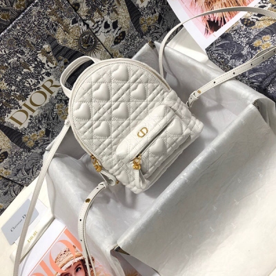 Dior迪奧 七夕款 Dior Backpack 小號雙肩背包時尚現代，愛心形狀設計 與 Dior 經久不衰的優雅氣質融為一體。採用羊皮革精心製作，搭配藤格紋緝麵線，精良的縫製工藝顯露無遺。正面口袋和拉鍊開合飾以“CD”標誌，復古金色飾面金