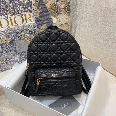 Dior迪奧 DIOR Backpack 早秋最新全皮雙肩包 柔軟的綿羊皮 包形簡潔俐落 經典的菱格配上標誌性的字母五金 既高級又時尚，回頭率超高的一款雙肩包 輕便容量又大，出行必備的單品 size：22*9*27cm