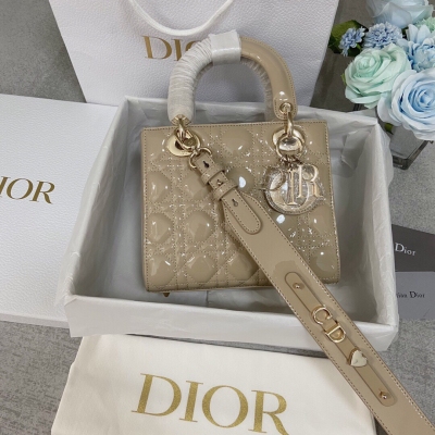 Dior迪奧 Lady Dior My ABC 年度新款的徽章包可定制ABC系列 特別好玩的一款包包 26個字母 磚櫃可以免費DIY6個自己喜歡的字母 與之前的徽章相比，徽章從按扣安裝改為穿拉方式 不想用徽章的時候取下來也不會突兀 容量也是