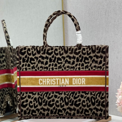 Dior迪奧 CD 絨白菱格 大號 Dior book tote 購物袋 這款Book Tote手袋靈感來自女裝創意總監瑪麗亞·嘉茜婭·蔻麗（Maria Grazia Chiuri）是體現Dior審美的主打產品。可收納各種日常用品，全新演繹