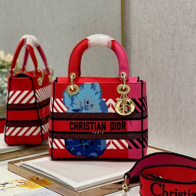 Dior迪奧 紅粉花刺繡戴妃 LADY刺繡戴妃包“CHRISTIAN DIOR”標誌時尚而柔美。飾以標誌性“D.I.O.R.”吊飾，為精美的輪廓增添一分靈動。搭配大號可拆卸雙面刺繡肩帶，可隨心選擇背挎方式。可拆卸雙面刺繡寬肩帶，內部拉鍊口袋