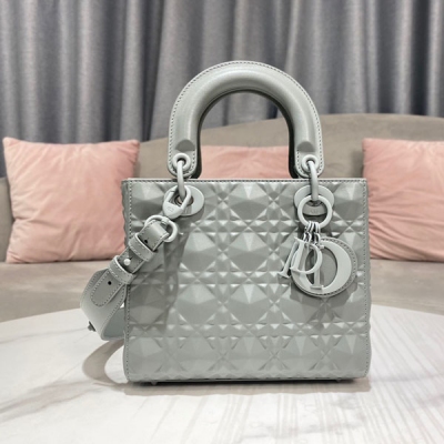 Dior迪奧 新品 小號 四格LADY DIOR MY ABCDIOR 手袋 黑色牛皮革鑽石形狀藤格紋 這款 Lady Dior My ABCDior 手袋集中體現了 Dior 對典雅和美麗的深刻洞見。採用黑色牛皮革精心製作，以鑽石形圖案煥