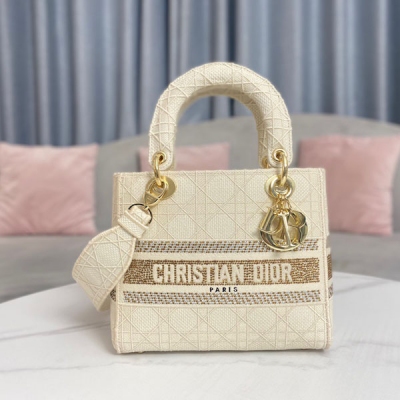 Dior迪奧 Lady Dior 五格刺繡布手工點鑽，時髦且富有女性魅力，經久不衰卻又現代時尚。採用通體刺繡藤格紋精心製作，正面飾以“Christian Dior”字樣，時尚氣質立即突顯。淺金色的標誌性“D. I. O. R.”吊飾彰顯其輪