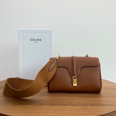 Celine TEEN SOFT16 2021下一個真香系列“ 去除手腕後增添年輕與時尚感、很有Hedi叛逆街頭風、即結合前代celine簡約冷淡風又有休閒減齡、大膽展現獨立的特性、法式浪漫的高級！裡外全牛皮、斜挎和肩背 旋轉鎖扣開合 2個