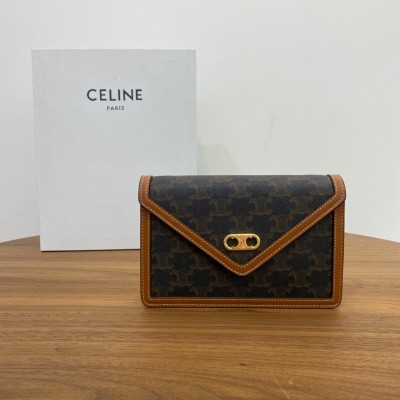 Celine MAILLON TRIOMPHE CANVAS 標誌印花羊皮革鏈條包 羊皮革 織物面料襯裡 按扣開合 主隔層 1個扁平口袋 6個信用卡槽 可拆卸鏈帶，配肩部襯墊長50cm 尺寸:19.5 X 13 X 4cm