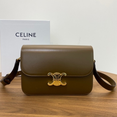 Celine Triomphe Celine限量款“凱旋門 對歷史創新突破傳統全新LOGO升級 再次重塑經典包扣精緻設計 很符合時尚前沿早春新款 外牛皮 內裡純羊皮 頂級升級版尺寸：22*16*6cm 18*14*6cm