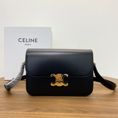 Celine Triomphe Celine限量款“凱旋門 對歷史創新突破傳統全新LOGO升級 再次重塑經典包扣精緻設計 很符合時尚前沿早春新款 外牛皮 內裡純羊皮 頂級升級版尺寸：22*16*6cm 18*14*6cm