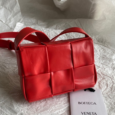 BV Bottega Veneta 667048新款油蠟皮方格Mini cassette Bag. 還沒出貨就被吹爆的小可愛 依然還是經典的大編織配上光澤細膩油蠟小牛皮 仙女氣息爆裂超精緻可愛噠，雖然裝不下手機 但能裝下很多日常小可愛 即可