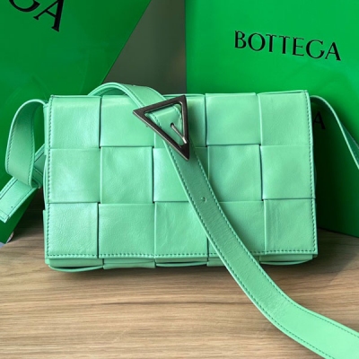 BV Bottega Veneta 667298 新版CASSETTE 三角扣油蠟皮 他是一款熱銷經典款 皮面換成油蠟小牛皮更加有質感光澤度，手感蜜汁舒服。另外肩帶還添加了大家熟悉的經典三角扣 真是太精緻了 主要是男女都能背出她該有的時髦感