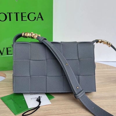 BV Bottega Veneta 666870新款來襲 CASSETTE出新版啦 金屬配飾款 這是一款熱銷人氣單品 皮面換成更加耐磨耐造的荔枝紋牛皮，內裡皮依舊才用柔軟小羊皮，使整個包包更加精緻 滿滿的質感更加耐用 更獨特的就是肩帶兩側都