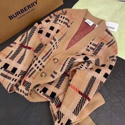 Burberry巴寶莉 2021fw 秋冬經典款格子開衫擁有絕對安全感的款式 配色很低調的大牌感 精選羊毛紗線+進口機工藝質感一流 日常通勤都OK 經典不過時 不胖的男生也可以駕馭 SML