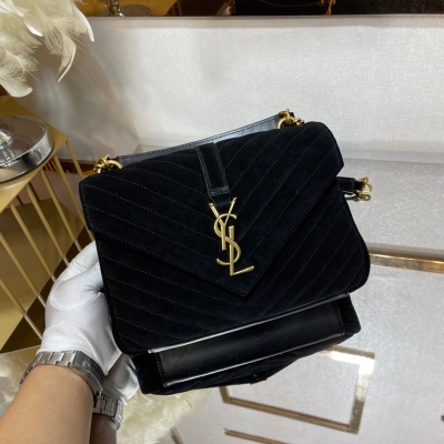 Yves Saint Laurent YSL聖羅蘭 Monogram college 磨砂皮 萬年款郵差包，火辣辣的勁爆款24Cm，街拍神器，眾多明星好萊塢女神的首選款式，怎麼搭都好看、怎麼搭都毫無違和感、搭配休閒著裝顯得隨性帥氣、搭配正裝