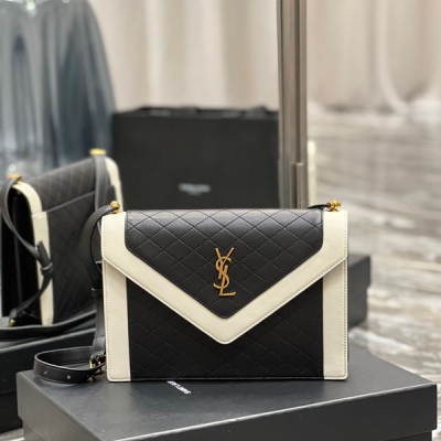 Yves Saint Laurent YSL聖羅蘭 GABY絎縫紋路信封包，採用義大利小羊皮，裡外全皮，配上精細手工精心製作，獨家定制金屬YSL logo彰顯個性，翻蓋設計確保使用的安全性，包內設有兩個主隔層，一個拉鍊內袋，肩帶的五金設計還