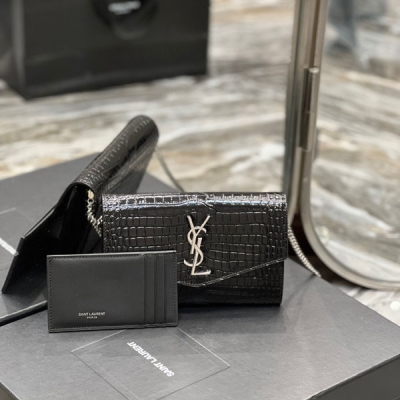 Yves Saint Laurent YSL 聖羅蘭 UPTOWN迷你信封包 最經典的標誌性金屬Logo，搭配可拆卸鏈條肩背帶，直接當手包！此款還配有一個小卡包，可以放4/5張卡片沒問題！義大利進口牛皮，肩帶48cm！雖然小確能裝3部Plu