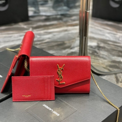 Yves Saint Laurent YSL 聖羅蘭 UPTOWN迷你信封包 最經典的標誌性金屬Logo，搭配可拆卸鏈條肩背帶，直接當手包！此款還配有一個小卡包，可以放4/5張卡片沒問題！義大利進口牛皮，肩帶48cm！雖然小確能裝3部Plu