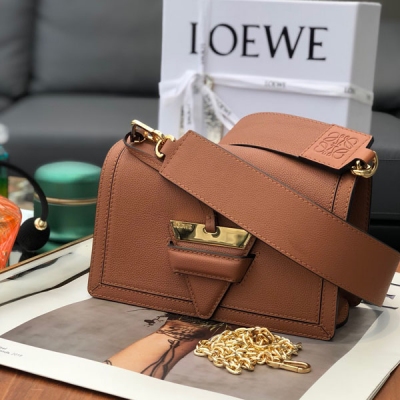 Loewe羅意威 Lady BARCELONA NEW 2021 棕色 Barcelona 新版本最大賣點就是皮質SOFT到你心醉醉，軟糯糯的就像春天裡來了一口馬卡龍，頓時心都被融化了 尺寸：24*15*8cm，標配條小金鏈條中長寬肩帶。走