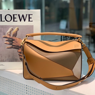 Loewe羅意威 專櫃最新 肉桂拼色 LOEWE PUZZLE 顏色非常百搭，集美們最容易拿准的色系！中號尺寸：29-18-12cm 包包自身重量幾乎忽略，超級實用，出門裝手機小錢包口紅粉餅,毫無累贅感，輕鬆愉快人生從此開啟(你們最關心的x