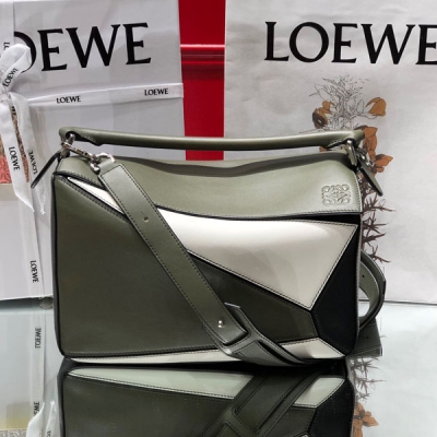 Loewe羅意威 PUZZLE 中號 專櫃最新配色 軍綠拼 尺寸：29*18*12CM 專櫃同步最新版本，大容量，日常，出遊妥妥滴！裝手機小錢包口紅粉餅,貼身小水杯，雨天加個折疊傘，統統沒問題 正品獨家拆包定制，高端獨家私定制五金，進口小牛